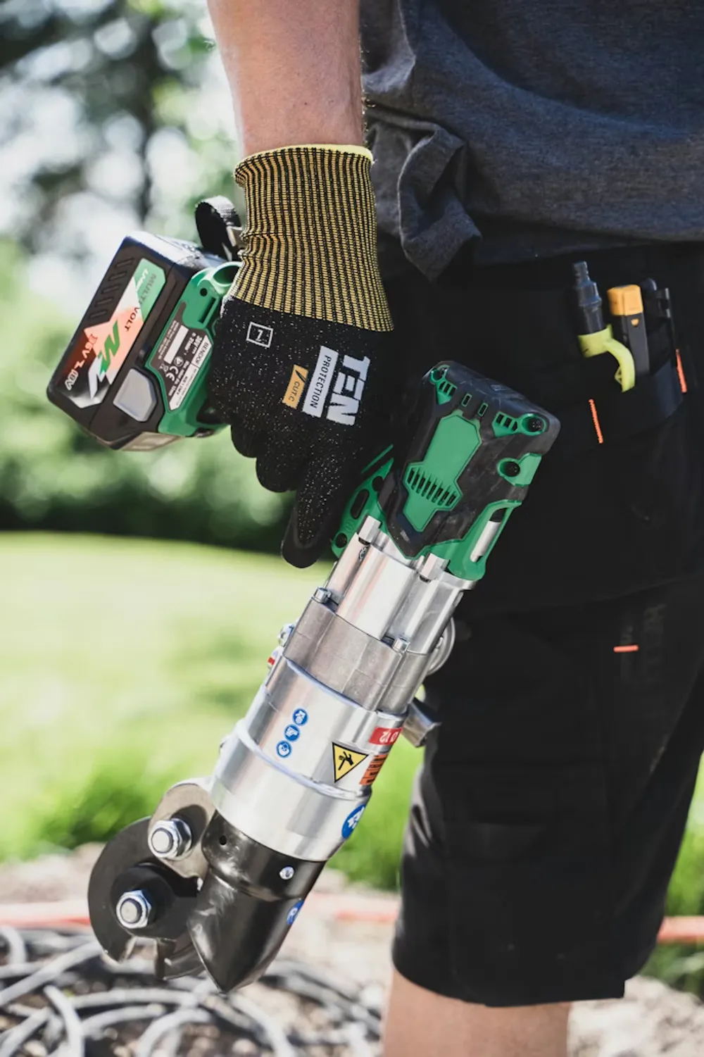 Byggarbetare håller i en maskin