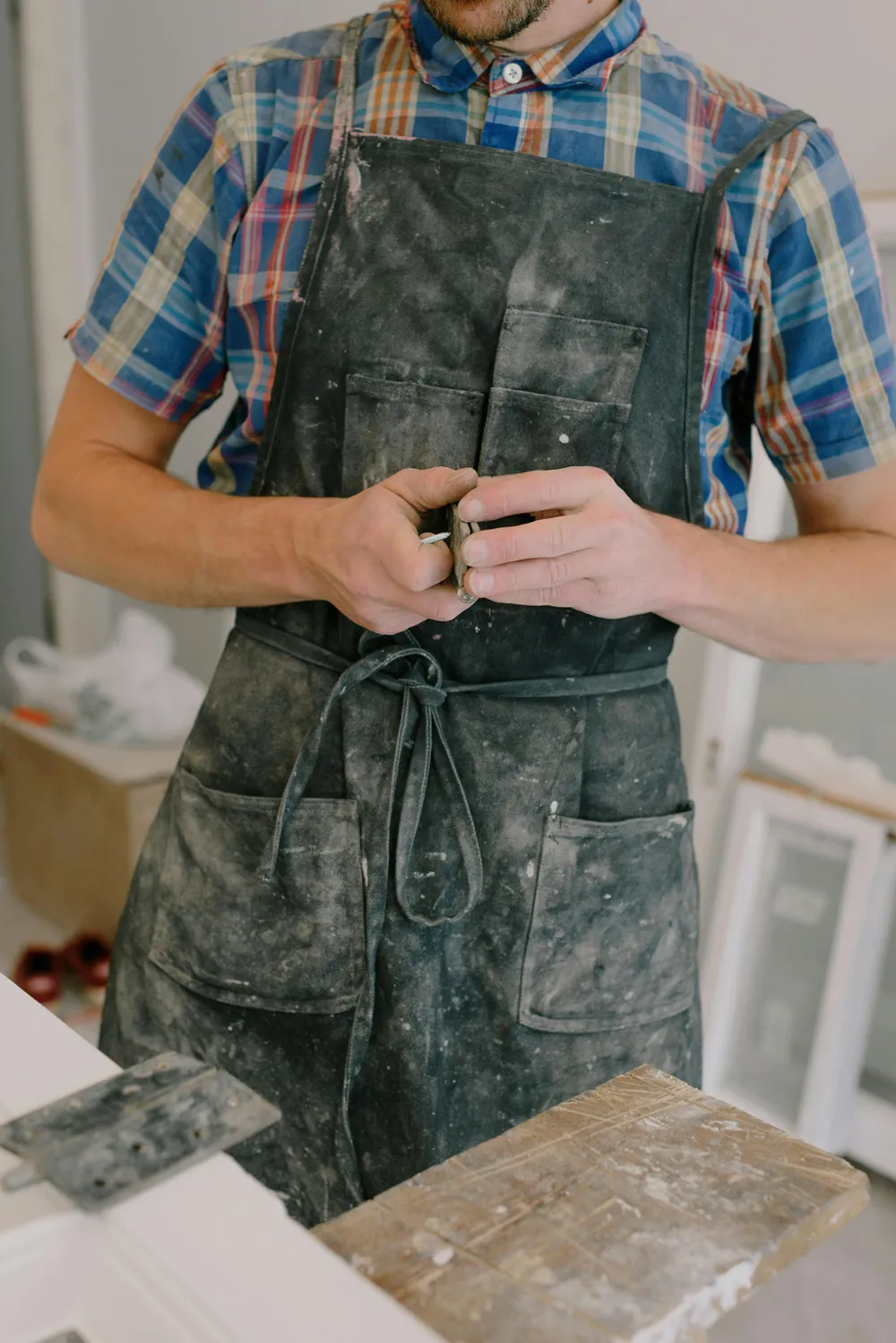 Byggarbetare som står vid en arbetsbänk