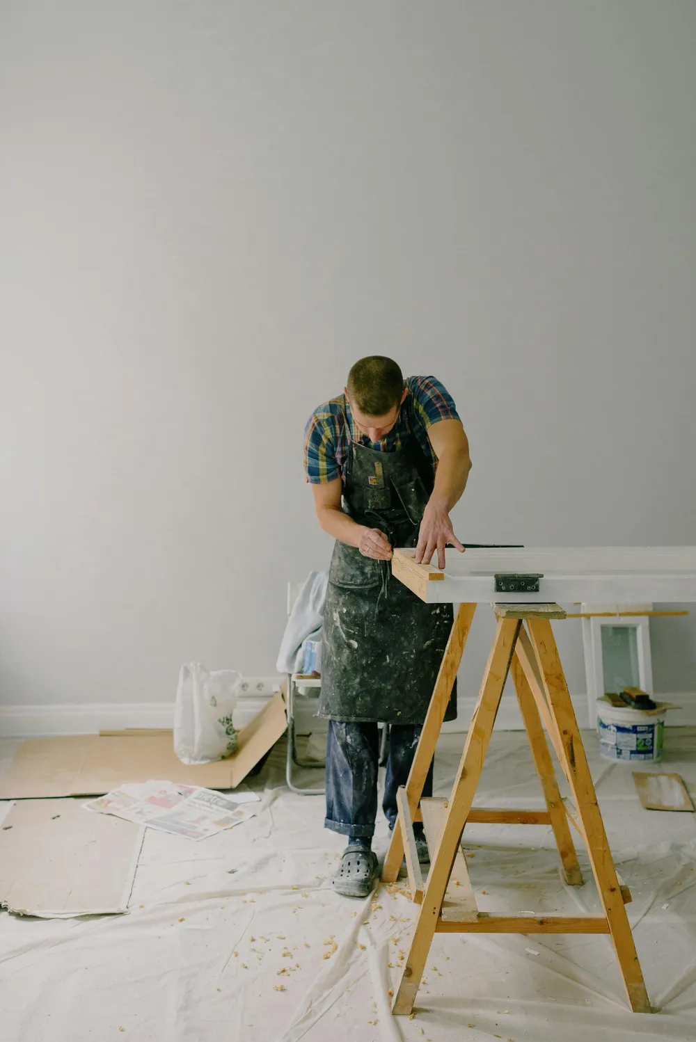 Byggarbetare som jobbar på en arbetsbänk